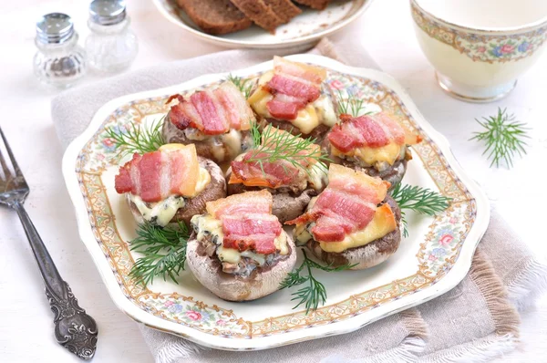 Funghi al forno con formaggio blu e pancetta — Foto Stock