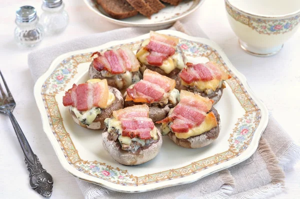 Funghi al forno con formaggio blu e pancetta — Foto Stock