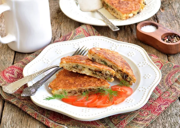 Hamursuz ekmek Brei nemlendirilmiş hamursuz ekmek kraker Yahudi bir tarifi yumurta, mantar, soğan ve dereotu ile kızarmış. — Stok fotoğraf