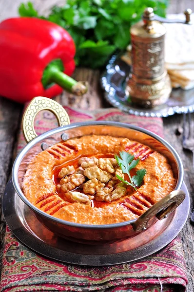 Muhammara 딥 올리브 오일, 마늘, 커 민, 호두와 달콤한 고추의. — 스톡 사진