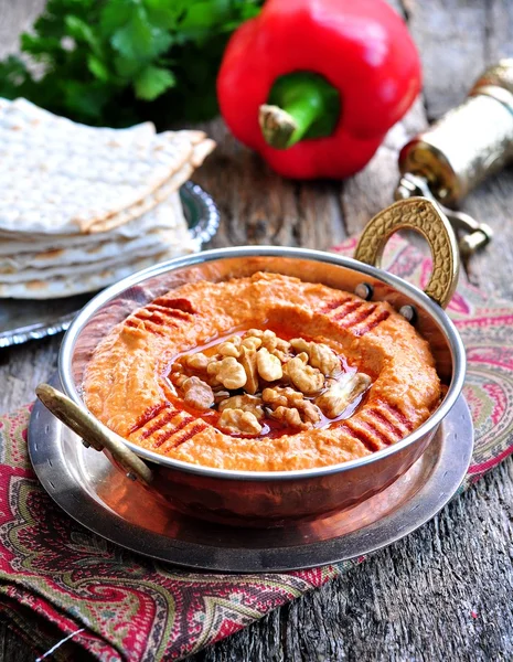 Muhammara соус сладкий перец с грецкими орехами, тмин, чеснок и оливковое масло . — стоковое фото