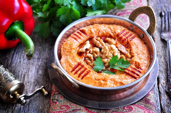 Muhammara 딥 올리브 오일, 마늘, 커 민, 호두와 달콤한 고추의. — 스톡 사진