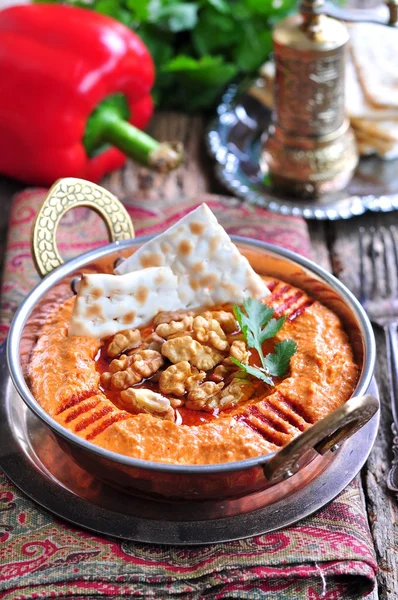 Muhammara dopp av paprika med valnötter, spiskummin, vitlök och olivolja. — Stockfoto