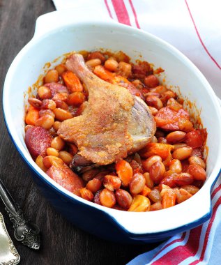 Kızarmış ördek bacak Cassoulet fasulye, soğan, pastırma, kızarmış domuz sosisi ile havuç ile