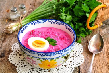 Soğuk Yaz çorbası haşlanmış pancar, yumurta, salatalık, yeşil soğan ve ekşi krema yaptı. Rus geleneği.