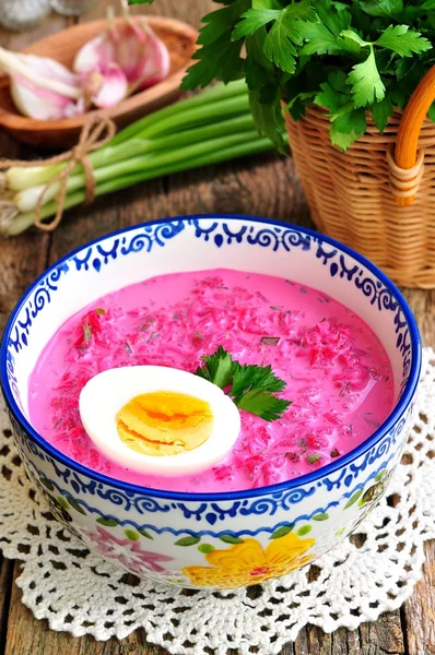 Sopa de verão fria feita de beterraba fervida, ovos, pepino, cebola verde e creme azedo. Tradição russa . — Fotografia de Stock