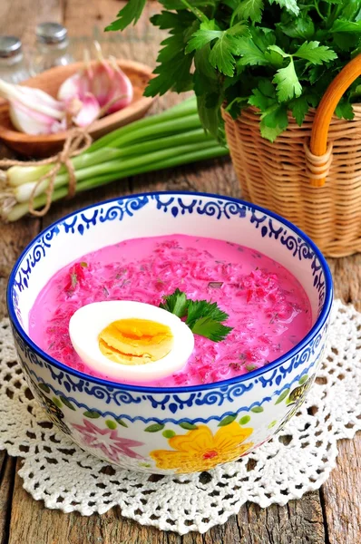 차가운 여름 수프 끓인된 사탕 무, 계란, 오이, 녹색 양파, 사 우 어 크림에서 만든. 러시아 전통. — 스톡 사진