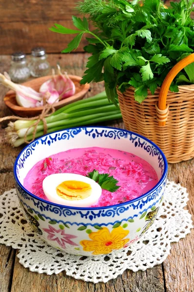 Soğuk Yaz çorbası haşlanmış pancar, yumurta, salatalık, yeşil soğan ve ekşi krema yaptı. Rus geleneği.