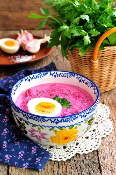 Soğuk Yaz çorbası haşlanmış pancar, yumurta, salatalık, yeşil soğan ve ekşi krema yaptı. Rus geleneği.