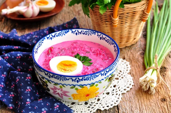 Soğuk Yaz çorbası haşlanmış pancar, yumurta, salatalık, yeşil soğan ve ekşi krema yaptı. Rus geleneği.