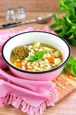 Brokoli, yeşil bezelye, havuç ve makarna yıldız tavşan etli çorba