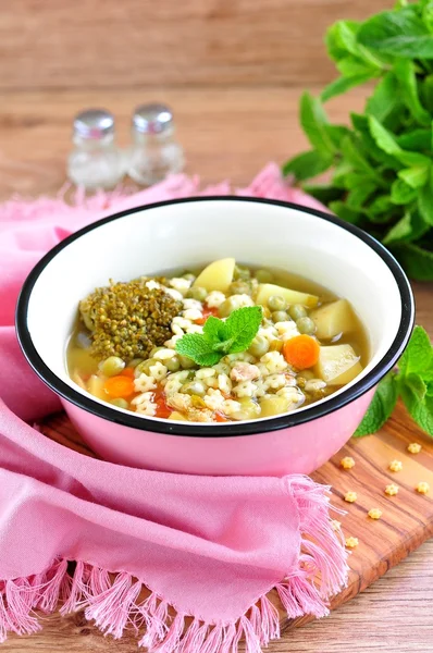 Sopa de carne de coelho com brócolis, ervilhas verdes, cenouras e estrelas de massas — Fotografia de Stock