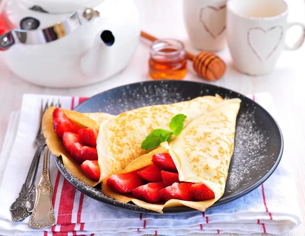 Pancake dengan stroberi organik, karamel, kayu manis dan mint . — Stok Foto