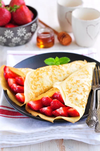 Panquecas com morangos orgânicos, caramelo, canela e hortelã . — Fotografia de Stock