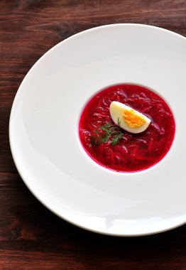Haşlanmış pancar ve yumurta soğuk yaz çorbası