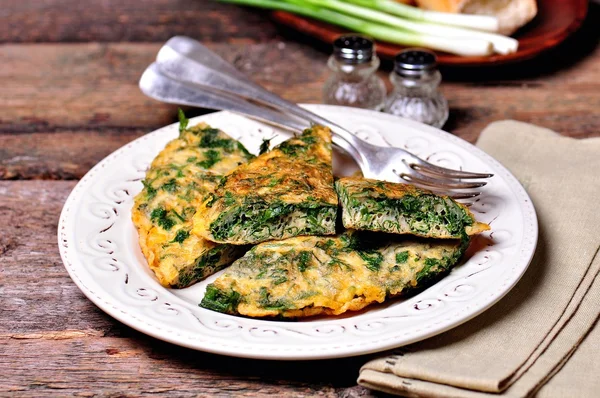 Äggröra med persilja, dill, koriander och grön lök. Frukost. — Stockfoto