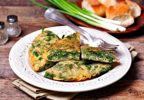 Äggröra med persilja, dill, koriander och grön lök. Frukost. — Stockfoto