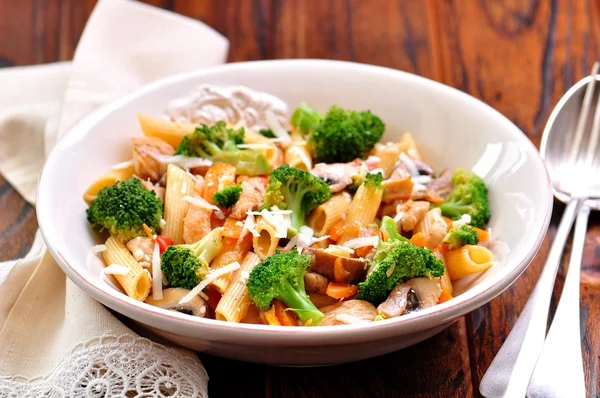 Pasta med kyckling, broccoli, morötter, tomater och parmesan — Stockfoto