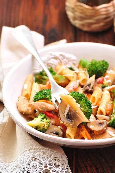 Makarna tavuk, brokoli, havuç, domates ve parmesan ile — Stok fotoğraf