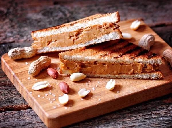 Сэндвич с арахисовым маслом на деревянном столе . — стоковое фото