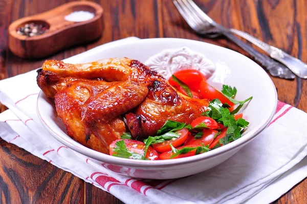 Pollo a la parrilla y ensalada de tomates cherry y perejil — Foto de Stock