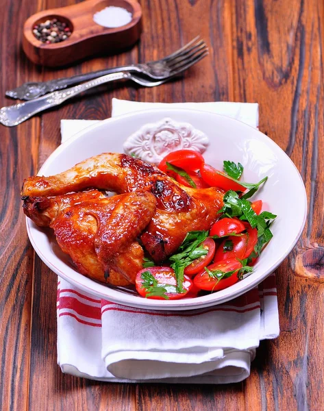 Roston sült csirke és saláta koktélparadicsommal és petrezselyem — Stock Fotó