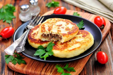 Patatesli çörek et ve soğan ile