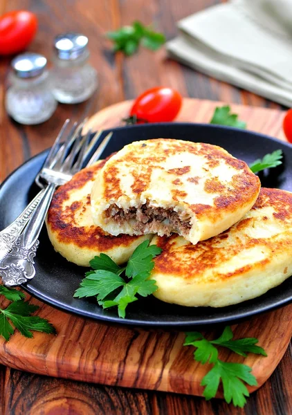 Potatisbullar med kött och lök — Stockfoto