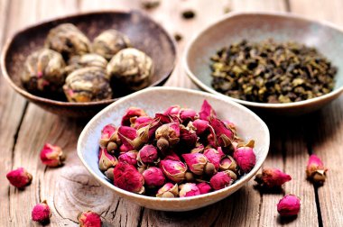 ahşap zemin, vintage tarzı farklı çiçek çay.