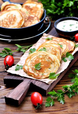 Maydanoz ve taze soğan ahşap arka plan üzerinde gözleme