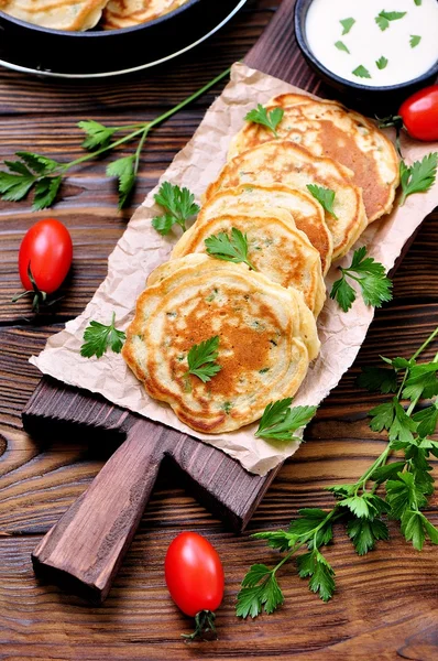 Pancake con prezzemolo e cipollotti su fondo di legno — Foto Stock