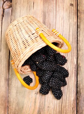 Organik böğürtlen ile ahşap bir zemin üzerine nane yaprağı.