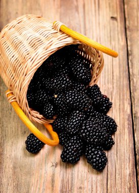 Organik böğürtlen ile ahşap bir zemin üzerine nane yaprağı.