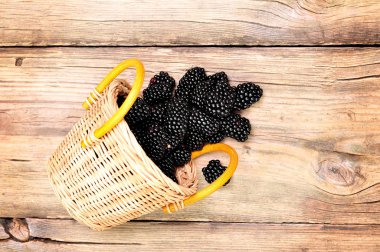 Organik böğürtlen ile ahşap bir zemin üzerine nane yaprağı.