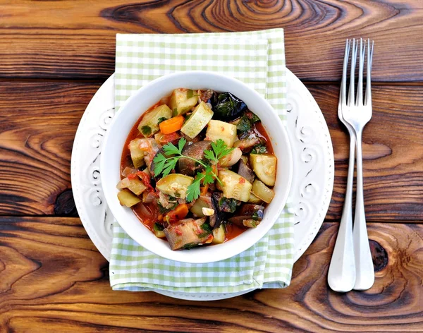 Estofado vegetal de berenjena, calabacín, cebolla, zanahoria, tomate, ajo y perejil — Foto de Stock