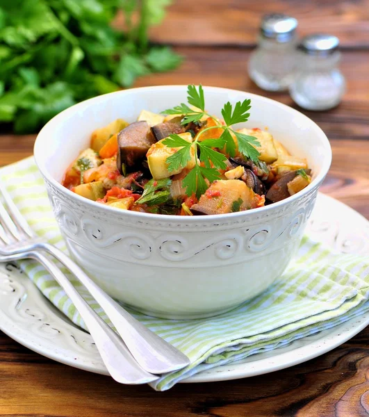 Gemüseeintopf aus Auberginen, Zucchini, Zwiebeln, Karotten, Tomaten, Knoblauch und Petersilie — Stockfoto