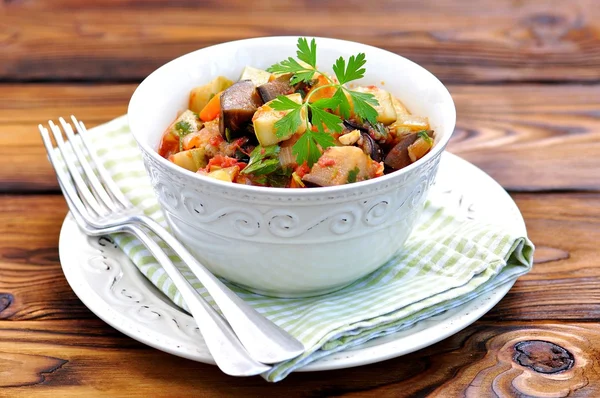 Groente stoofpot van aubergines, courgettes, uien, wortelen, tomaten, knoflook en peterselie — Stockfoto