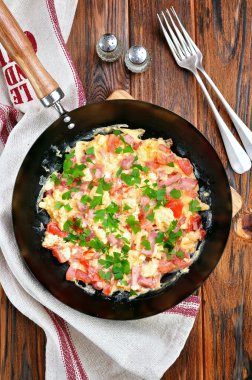 Omlet jambon, domates ve maydanoz ile