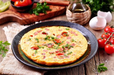 Omlet jambon, domates ve maydanoz ile