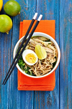 Yeşil soğan, zencefil, kişniş ve biber tavuk şehriye çorbası. Asya Mutfağı.