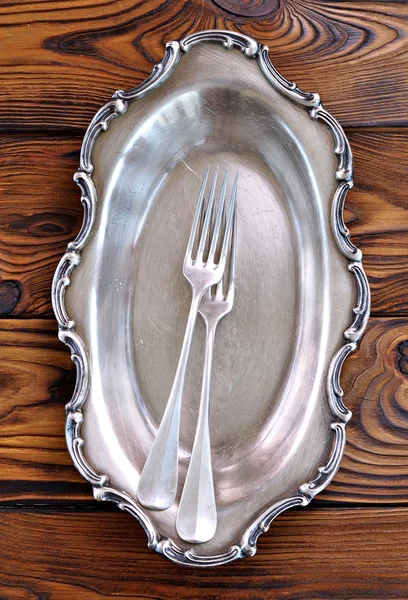 Cubiertos de plata antiguos en una mesa de madera. tenedores — Foto de Stock