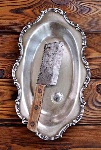 Zabytkowe srebrne sztućce na drewnianym stole. stary nóż do mięsa. — Zdjęcie stockowe