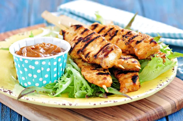 Házi csirke kebab a fa nyárs, saláta, mogyoró mártással — Stock Fotó