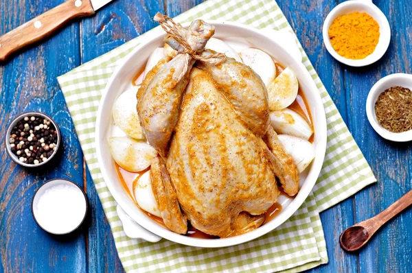 Сырая курица маринованная специями и луком . — стоковое фото