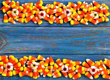 Cadılar Bayramı şeker Mısır mavi ahşap zemin üzerine