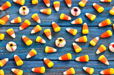 Cadılar Bayramı şeker Mısır mavi ahşap zemin üzerine