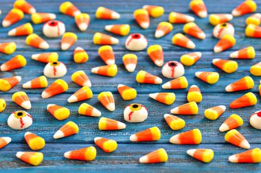 Cadılar Bayramı şeker Mısır mavi ahşap zemin üzerine