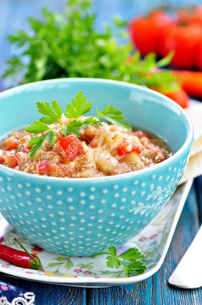 Салат баба гануш с баклажанами, помидорами, луком, оливковым маслом и морской солью . — стоковое фото