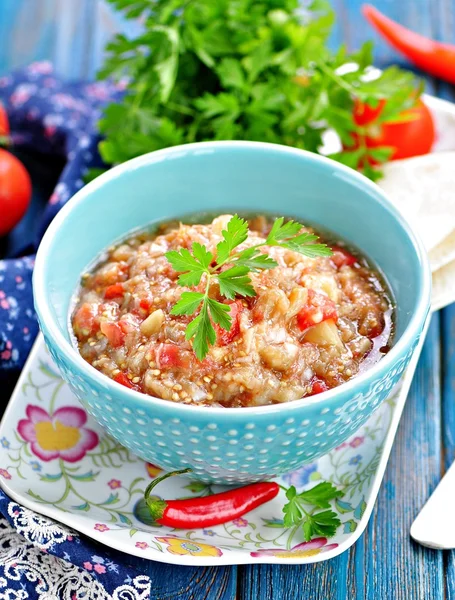 Salada de ganoush Baba com berinjela, tomate, cebola, azeite e sal marinho . — Fotografia de Stock