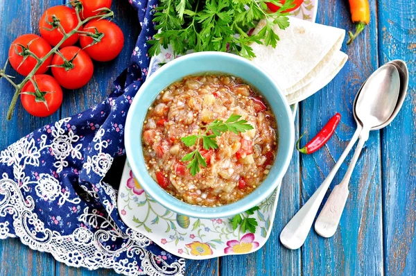 Salade Baba ganoush aux aubergines, tomates, oignons, huile d'olive et sel de mer . — Photo